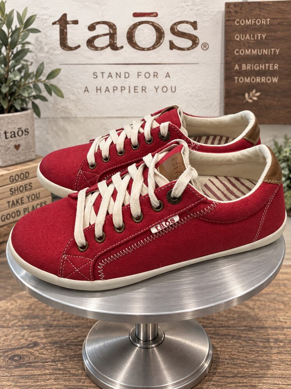 Taos Star Burst Red Canvas Lace Up Comfort Sneakers Women’s Size 10